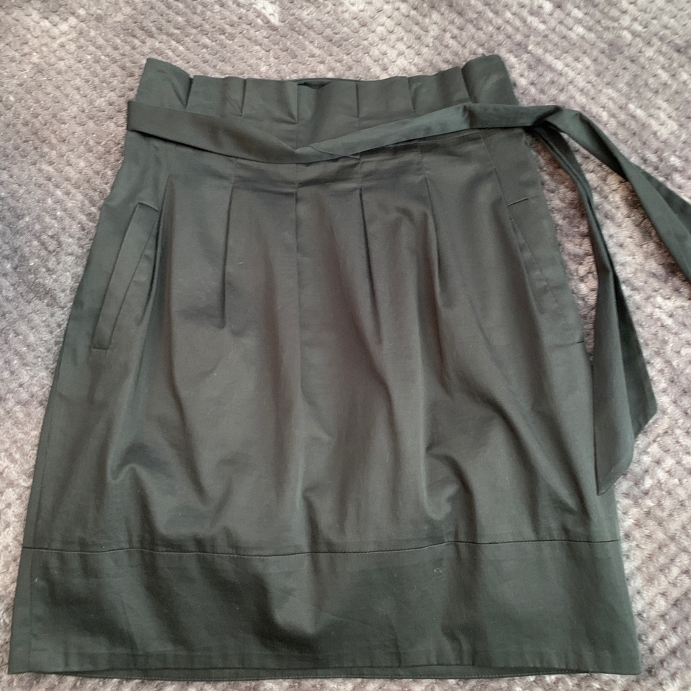 Black BCBG pleated high waisted skirt with pockets